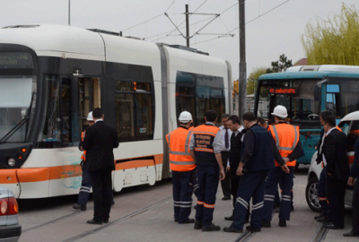 Belediye otobüsü ile tramvay çarpıştı!