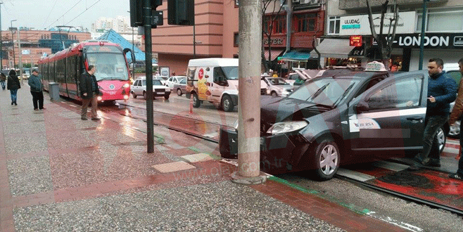Bursa’da trafik kazası tramvay seferini aksattı