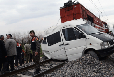 Hemzemin geçitte dehşet: 1 ölü, 24 yaralı