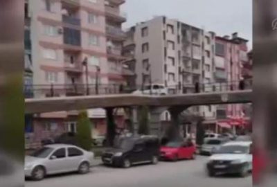 Arabasıyla yaya üstgeçidinden geçti