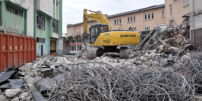 İnegöl Kültür Sarayı’nın yıkımına başlandı