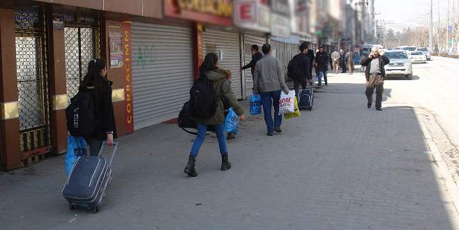 Yüksekova’da 40 bin kişi evlerini terk etti