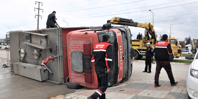 Bursa’da yangına giden itfaiye aracı kaza yaptı