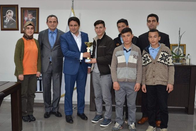 Eskişehir Okullar Arası Dart Yarışmasında Eskişehir birinciliğini kazanan Kırka Şehit