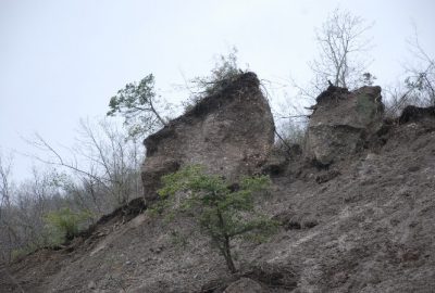 Dev Kaya Parçasının Yola Düşme Tehlikesi Korkutuyor