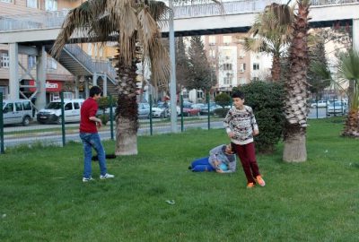 Refüjde Top Oynayan Çocuklar Yürekleri Ağza Getiriyor