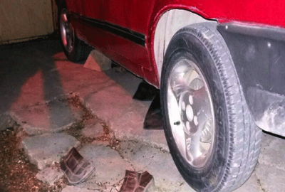 Tamir için takozla kaldırdığı otomobilin altında can verdi