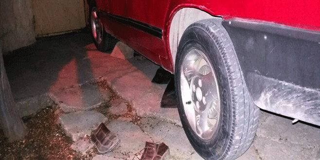 Tamir için takozla kaldırdığı otomobilin altında can verdi