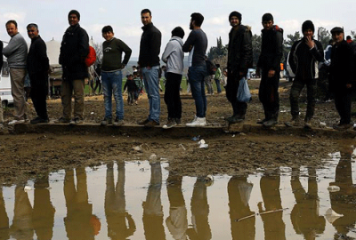 Sığınmacılar ana karaya taşınıyor