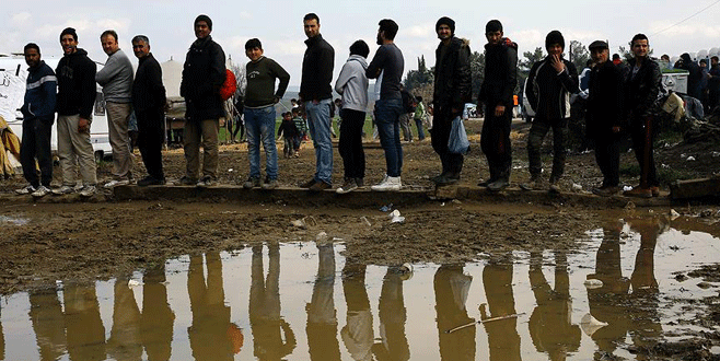 Sığınmacılar ana karaya taşınıyor