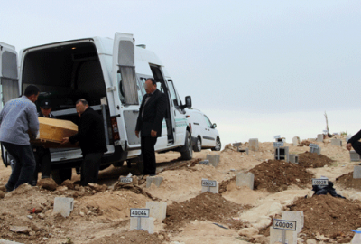 Köylüler canlı bombanın gömülmesine izin vermedi