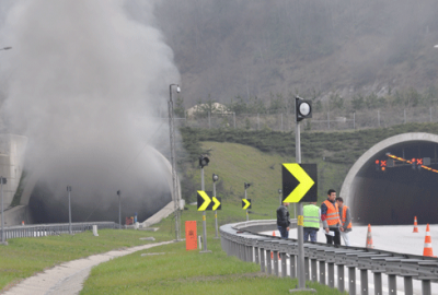 TIR alev aldı! Tünel ulaşıma kapandı!
