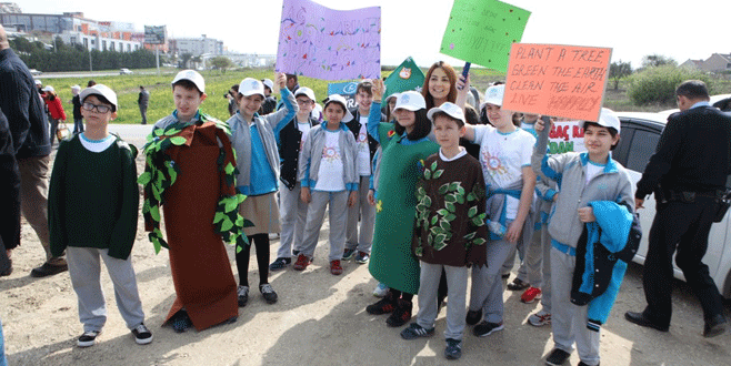 Öğrenciler daha yeşil çevre için fidan dikti