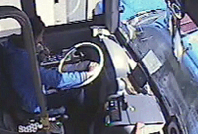 Direksiyon başında dürüm yerken jandarma aracına çarptı