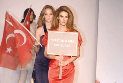 Podyumdan mesaj verdi