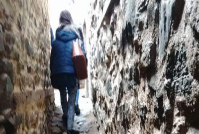 Cumalıkızık Köyü'nde bir sokak... İki bina arasında kalan, bir kişinin