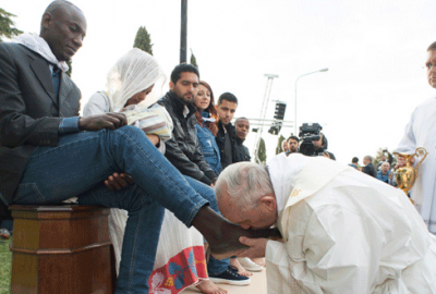 Papa mültecilerin ayaklarını öptü