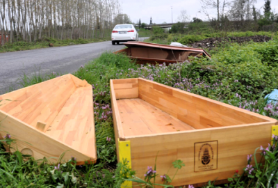 Yol kenarında esrarengiz tabutlar