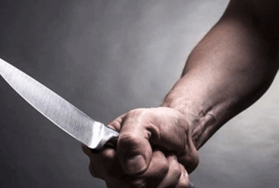 Eve geç gelen kızını bıçakladı