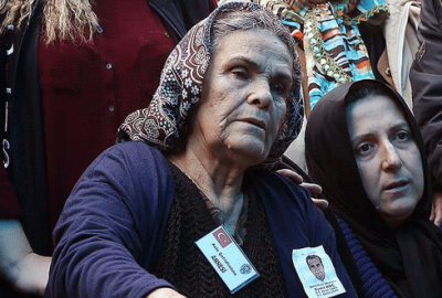 Şehit oğlunun acısına dayanamadı