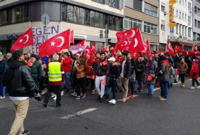 Almanya’da PKK’lılar teröre tepki için yürüyenlere saldırdı