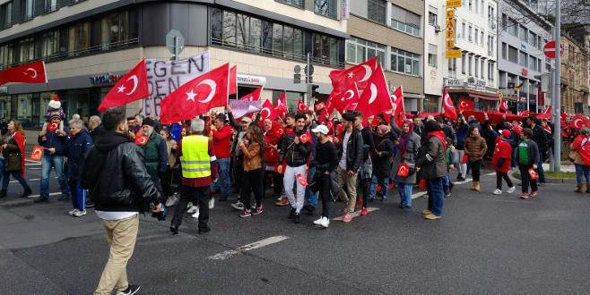 Almanya’da PKK’lılar teröre tepki için yürüyenlere saldırdı