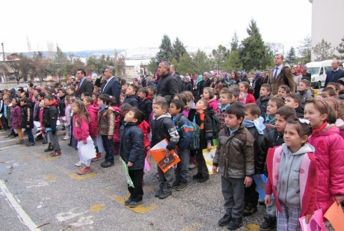 Kütahya’nın Hisarcık ilçesinde, yaz saati uygulamasına geçilmesi nedeniyle 2015-2016 eğitim-öğretim