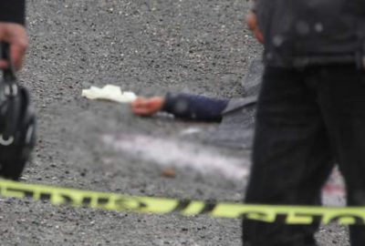 Sokak ortasında eşinin boğazını kesti