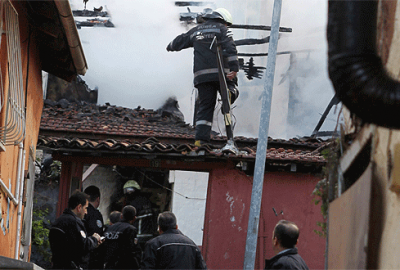 Yaşlı kadın yanarak can verdi