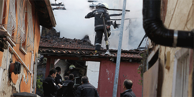 Yaşlı kadın yanarak can verdi