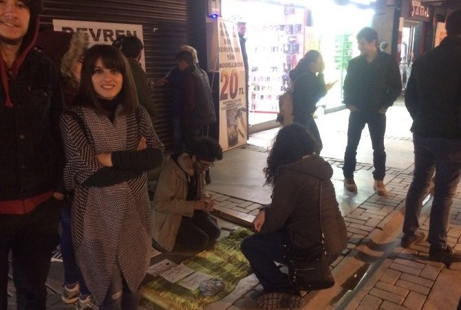 Tezgahı Kurdu, Bedavaya Dert Dinledi İstanbul’dan otostop çekerek İzmir’e gelen 18 yaşındaki Diren Demir, kentin
