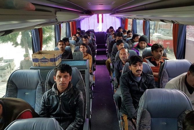 Aydın’ın Germencik ilçesinde bir otobüste yapılan armada 50 kaçak göçmen