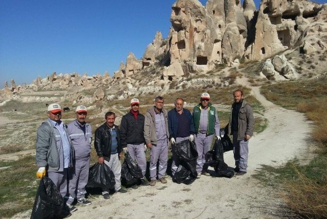Kapadokya’da Göreme Belediyesi öncülüğünde vadilerde temizlik kampanyası düzenleniyor.