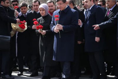 Davutoğlu, saldırının yaşandığı alana karanfil bıraktı