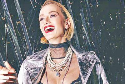 Büstiyerle poz verdi