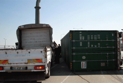 Virajı alamayan TIR, kamyona çarparak devrildi