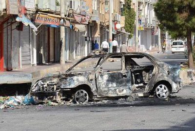 Barikat kurmak için araçları gasbediyorlar