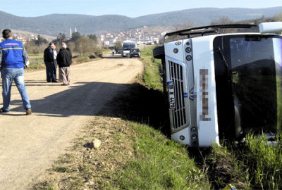 Bursa’da işçi taşıyan minibüs devrildi