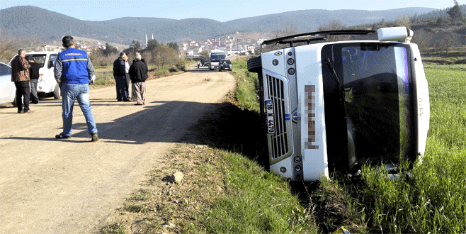 Bursa’da işçi taşıyan minibüs devrildi