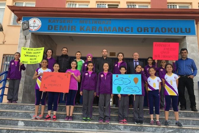 Kayseri’de düzenlenen müsabakalarda Kayseri şampiyonu olan Demir Karamancı Ortaokulu Mini