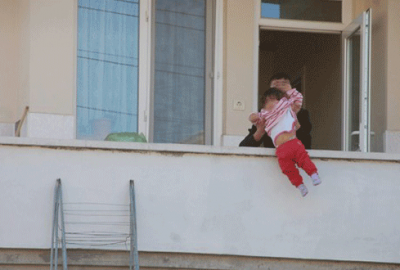 Kardeşlerin balkonda ‘ölüm’ oyunu!