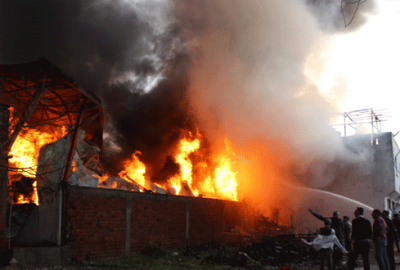 Büyük yangın tüm mahalleyi sardı!