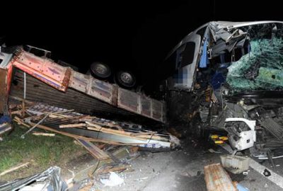 Otobüs emniyet şeridindeki kamyona çarptı