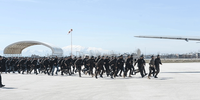 Görür görmez şehide koştular