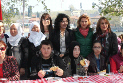 MHP’li kadınlardan örnek dayanışma