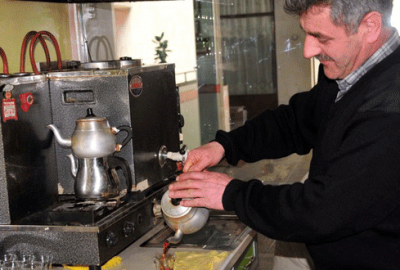 Bu adama kibar davranan kazanıyor