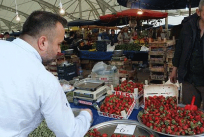 Bursa’da tezgahlar bahar meyveleriyle renklendi