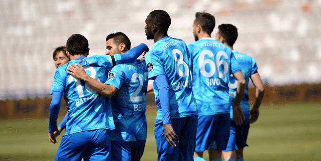 Timsah uzatmada güldü