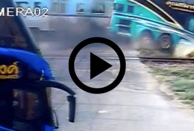 Tren otobüse çarptı: 3 ölü, 30 yaralı