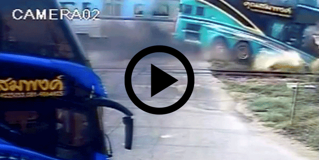 Tren otobüse çarptı: 3 ölü, 30 yaralı